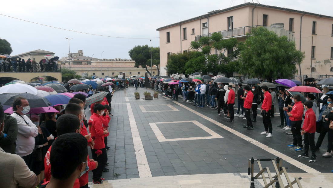 attesa del feretro di francesca gattuso davanti la chiesa